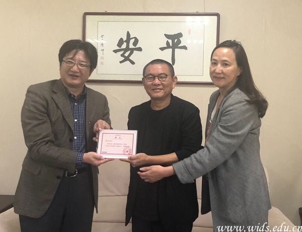 董事长程凡先生,董事魏彬女士为傅中望先生颁发首席教授聘书